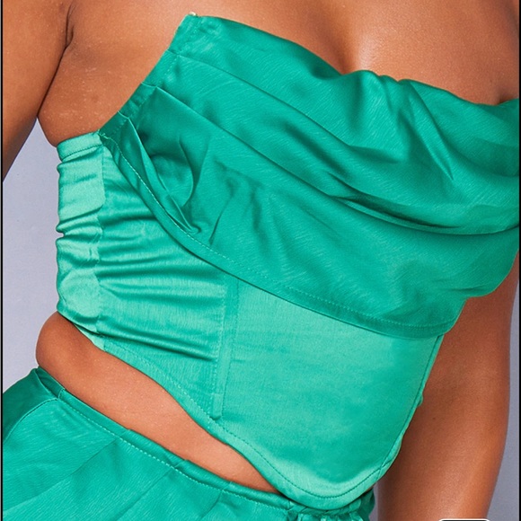 Satin corset and mini skirt - Picture 5 of 6